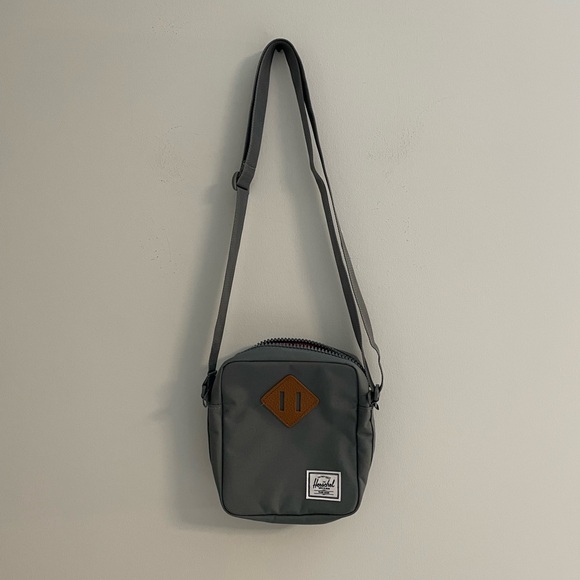 Herschel Heritage Crossbody Bag - Picture 4 of 7